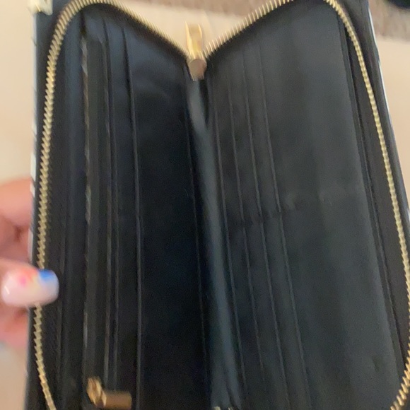 Black and white fashion clutch. - Picture 3 of 3